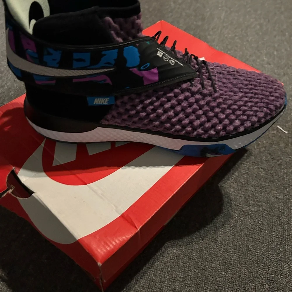 Nike Air Max Oketo in Anthracite and Wolf Grey. Basketball Shoe - Picture 3 of 7